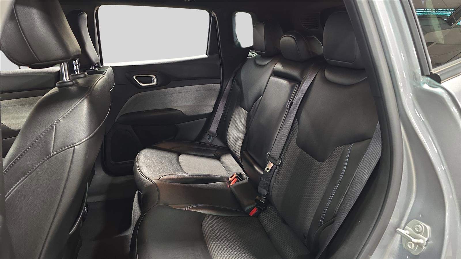 Used 2024 Jeep Compass Latitude image 21