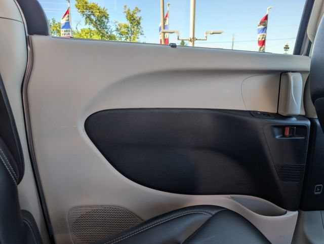 Used 2024 Chrysler Pacifica Touring-L FWD image 14