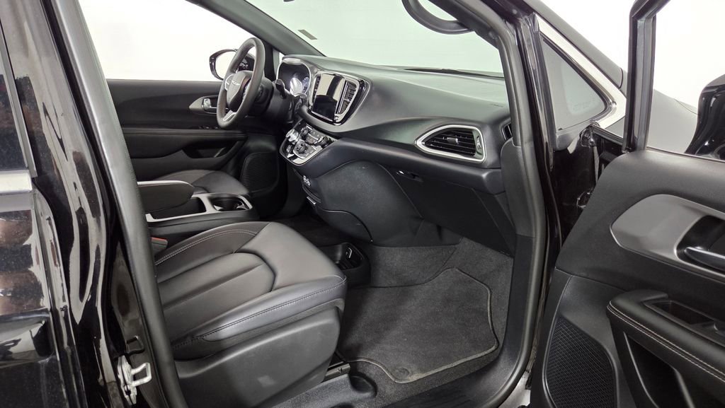 Used 2025 Chrysler Pacifica Select image 36