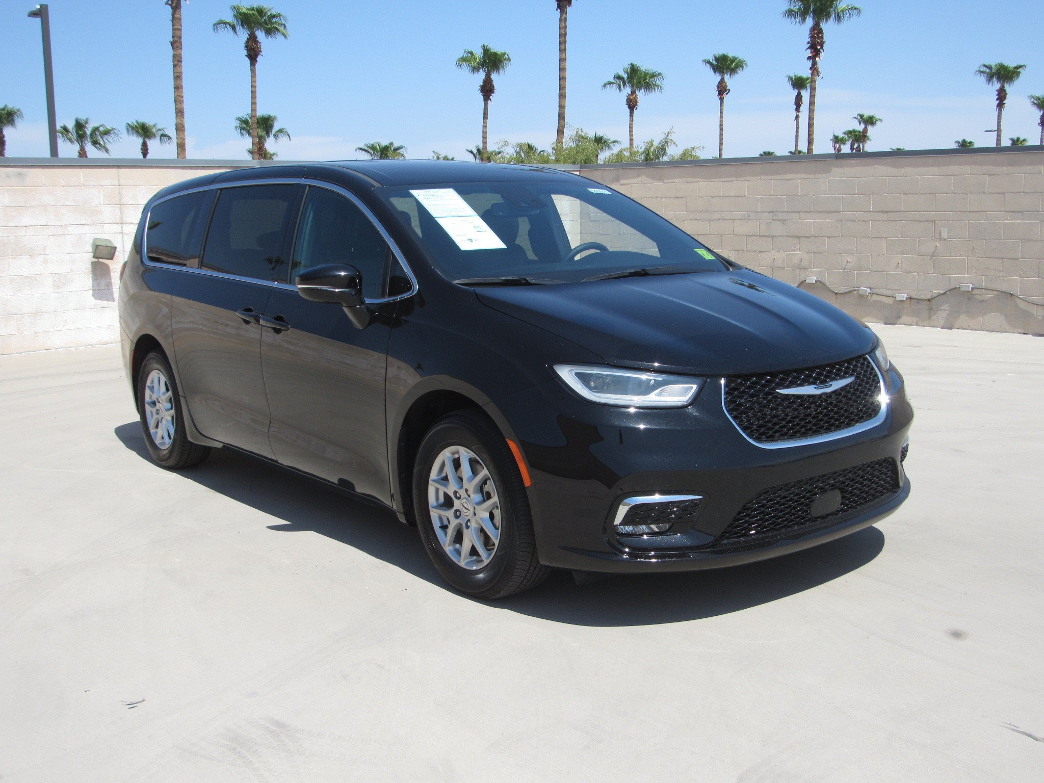 Used 2025 Chrysler Pacifica Select FWD image 2