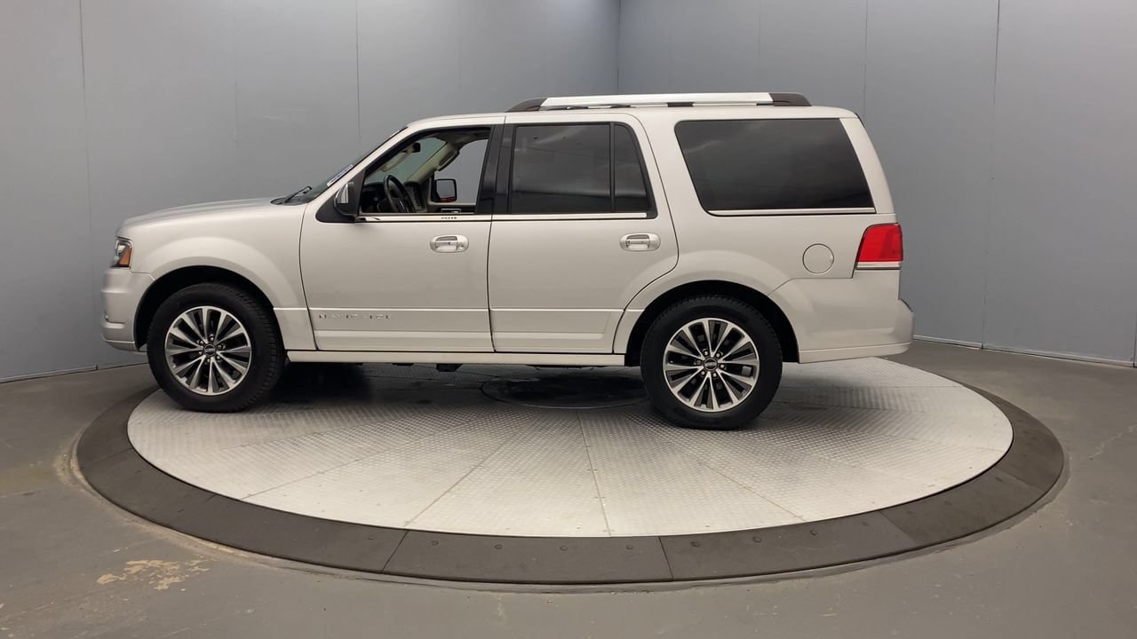 Used 2017 Lincoln Navigator Select AWD/4WD image 2