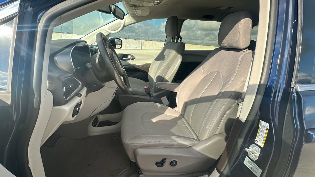 Used 2017 Chrysler Pacifica LX image 4