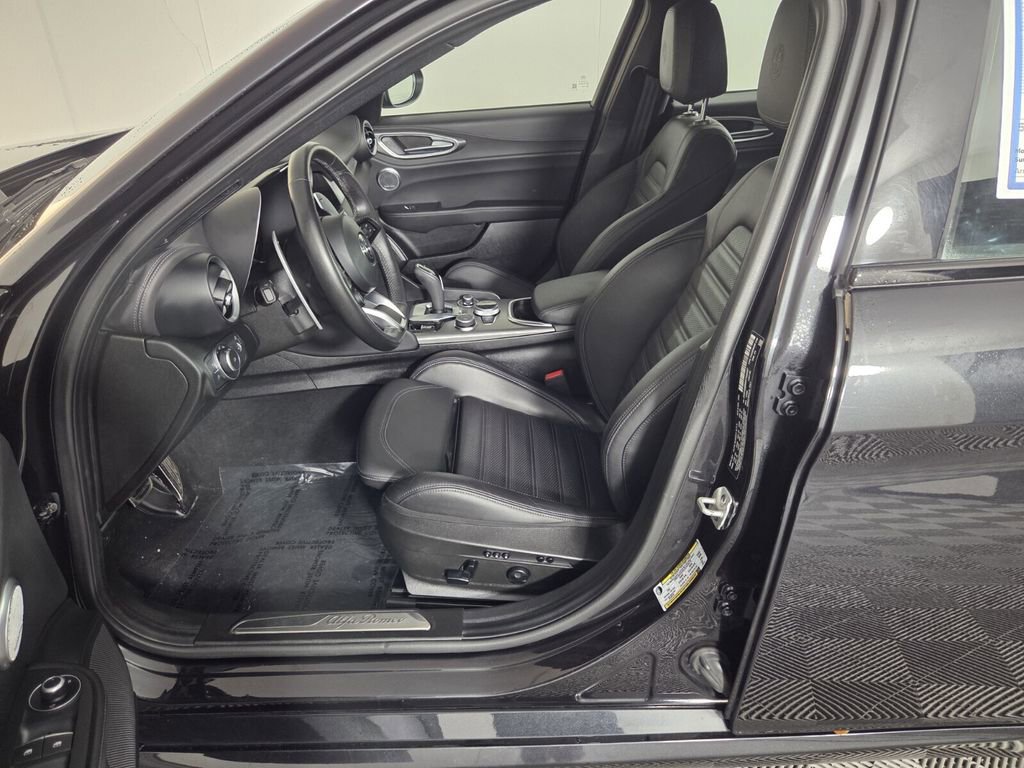 Used 2024 Alfa Romeo Giulia Veloce image 11