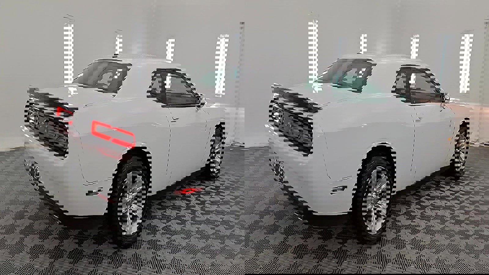 Used 2023 Dodge Challenger SXT image 4