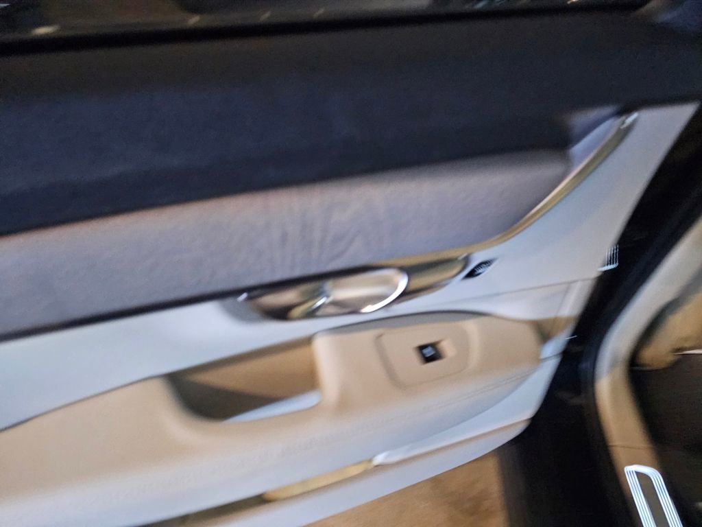 Certified 2025 Volvo V90 B6 Cross Country Plus image 15