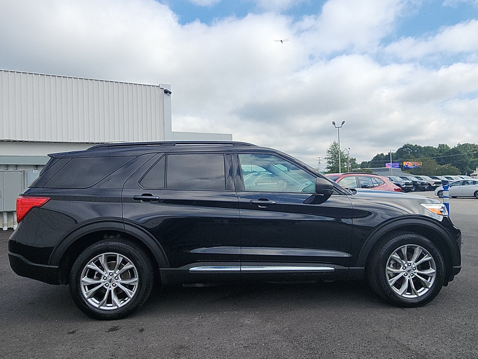 Used 2021 Ford Explorer XLT w/ Equipment Group 202A AWD/4WD image 6