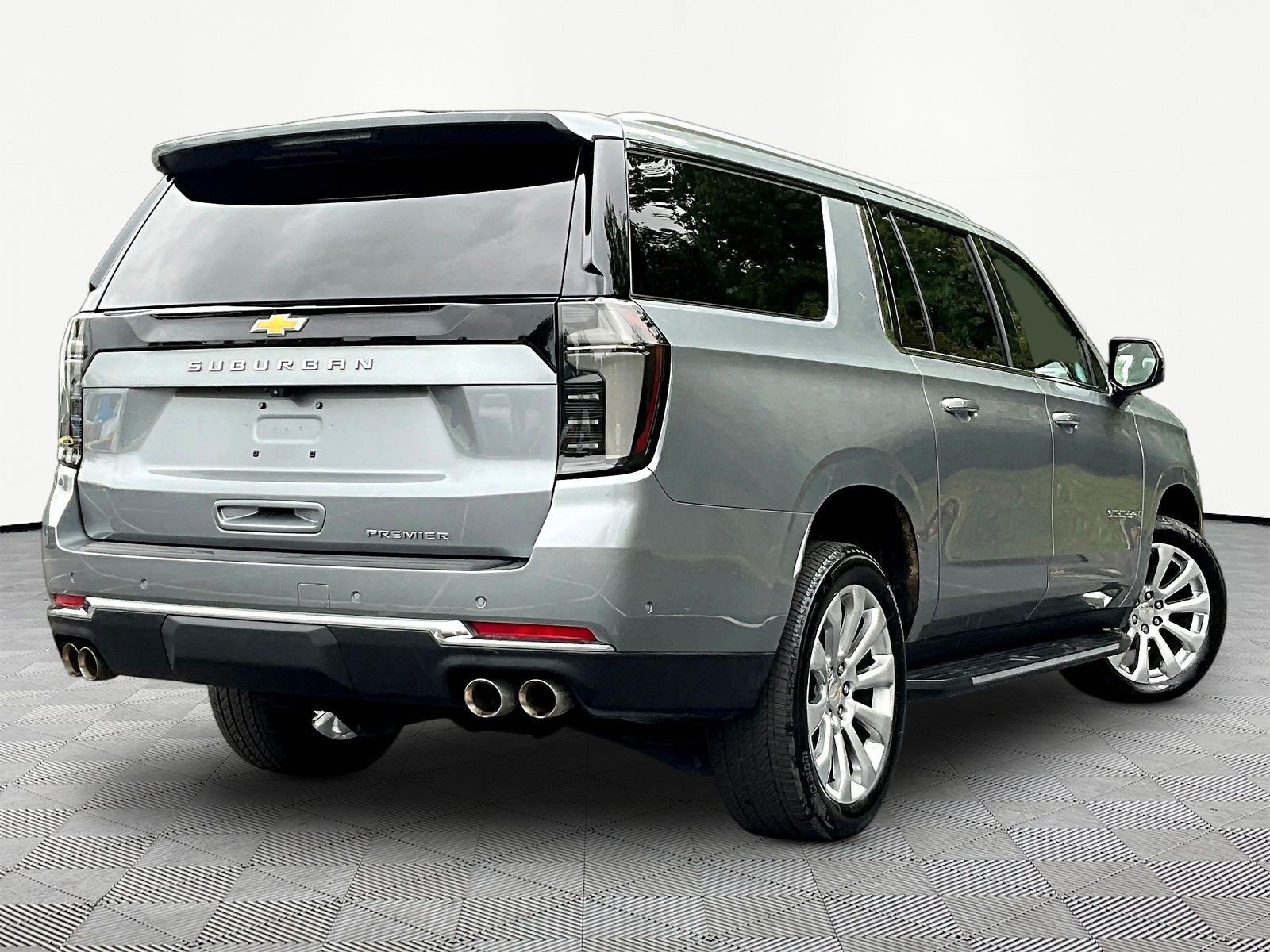 Used 2025 Chevrolet Suburban Premier AWD/4WD image 6