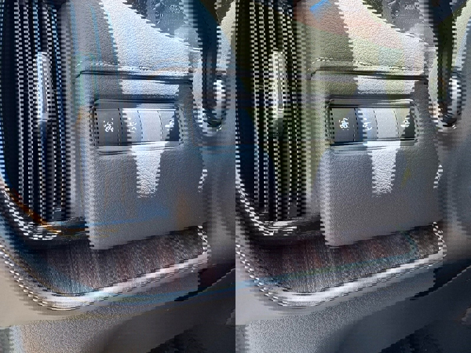 New 2025 Nissan Armada SL w/ Captain's Chari Seat Package image 19