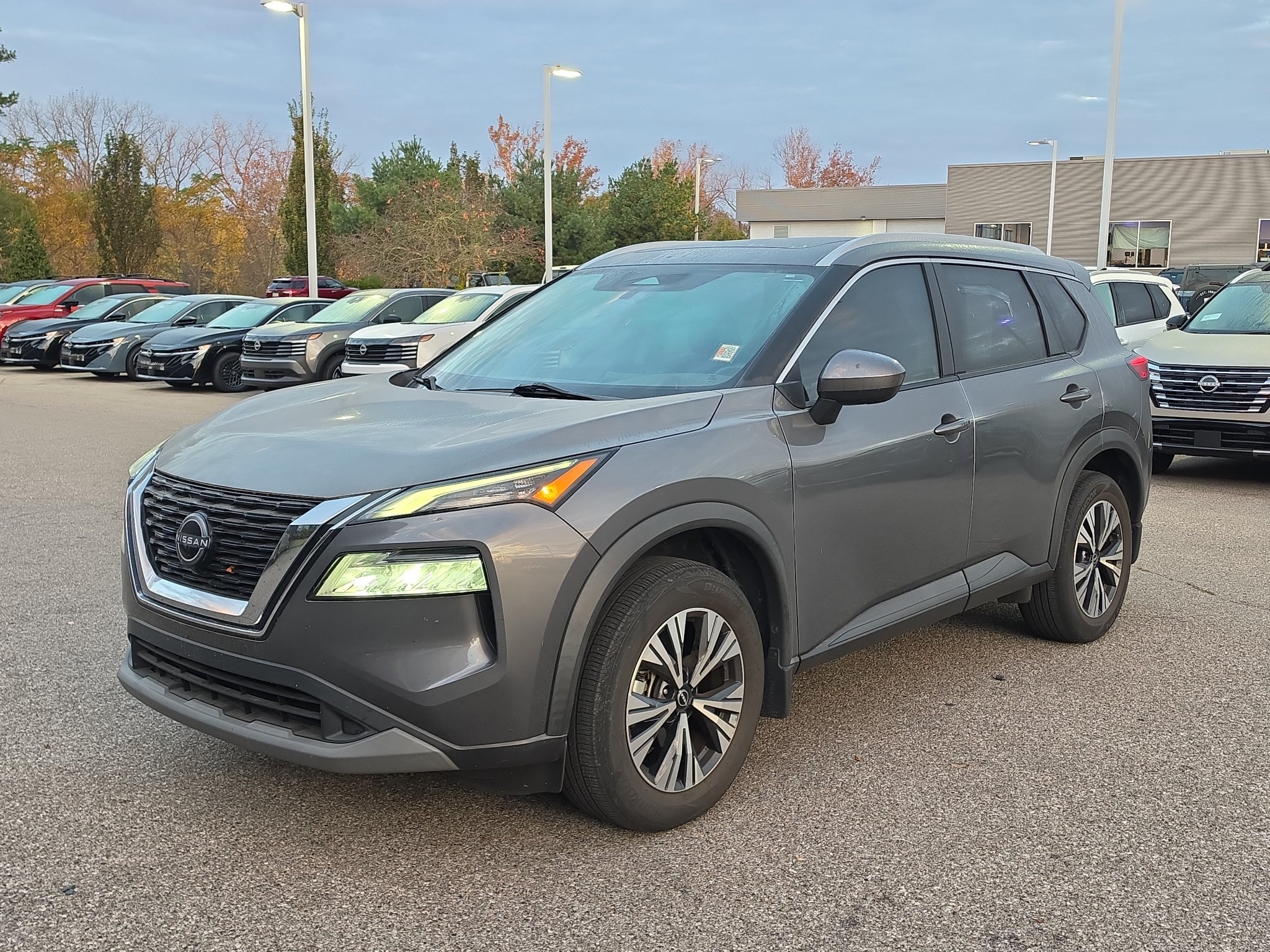 Used 2023 Nissan Rogue SV w/ SV Premium B Package AWD/4WD image 3