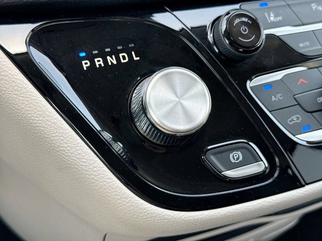 Used 2023 Chrysler Pacifica Touring-L FWD image 19