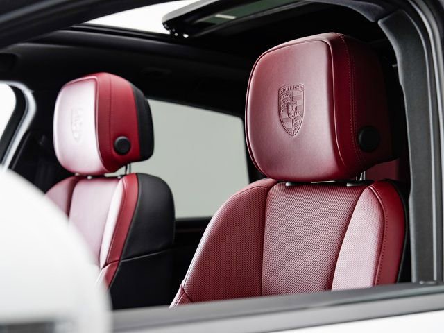 Certified 2025 Porsche Macan AWD/4WD image 10