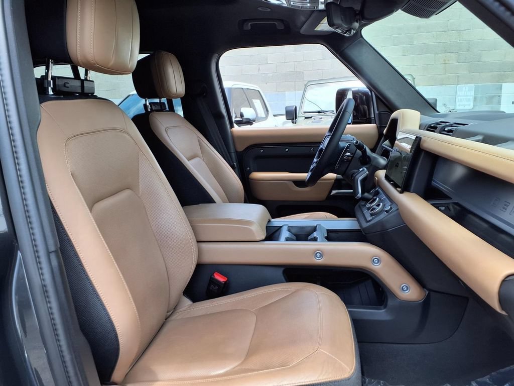 Used 2025 Land Rover Defender 130 V8 AWD/4WD image 6