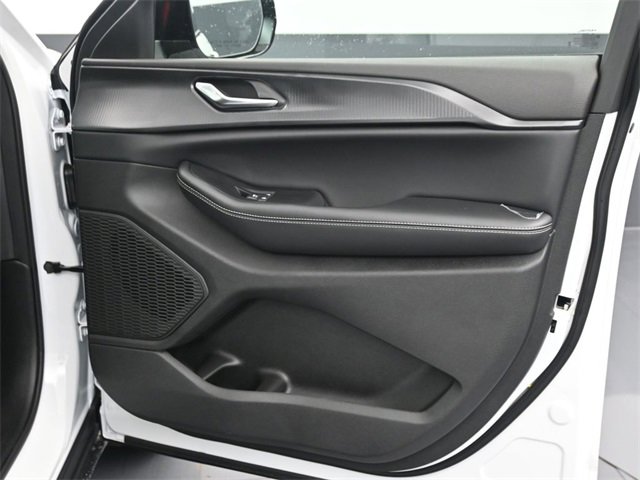 New 2025 Jeep Grand Cherokee Altitude image 11