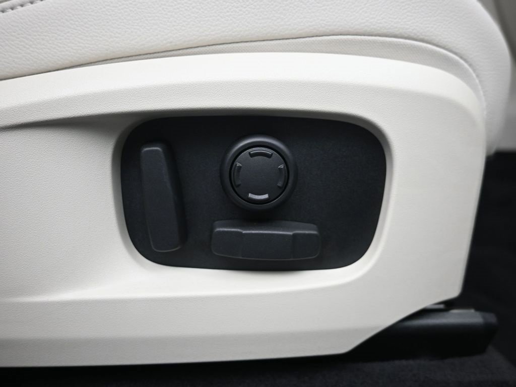 Used 2025 Jaguar F-PACE R-Dynamic S image 11