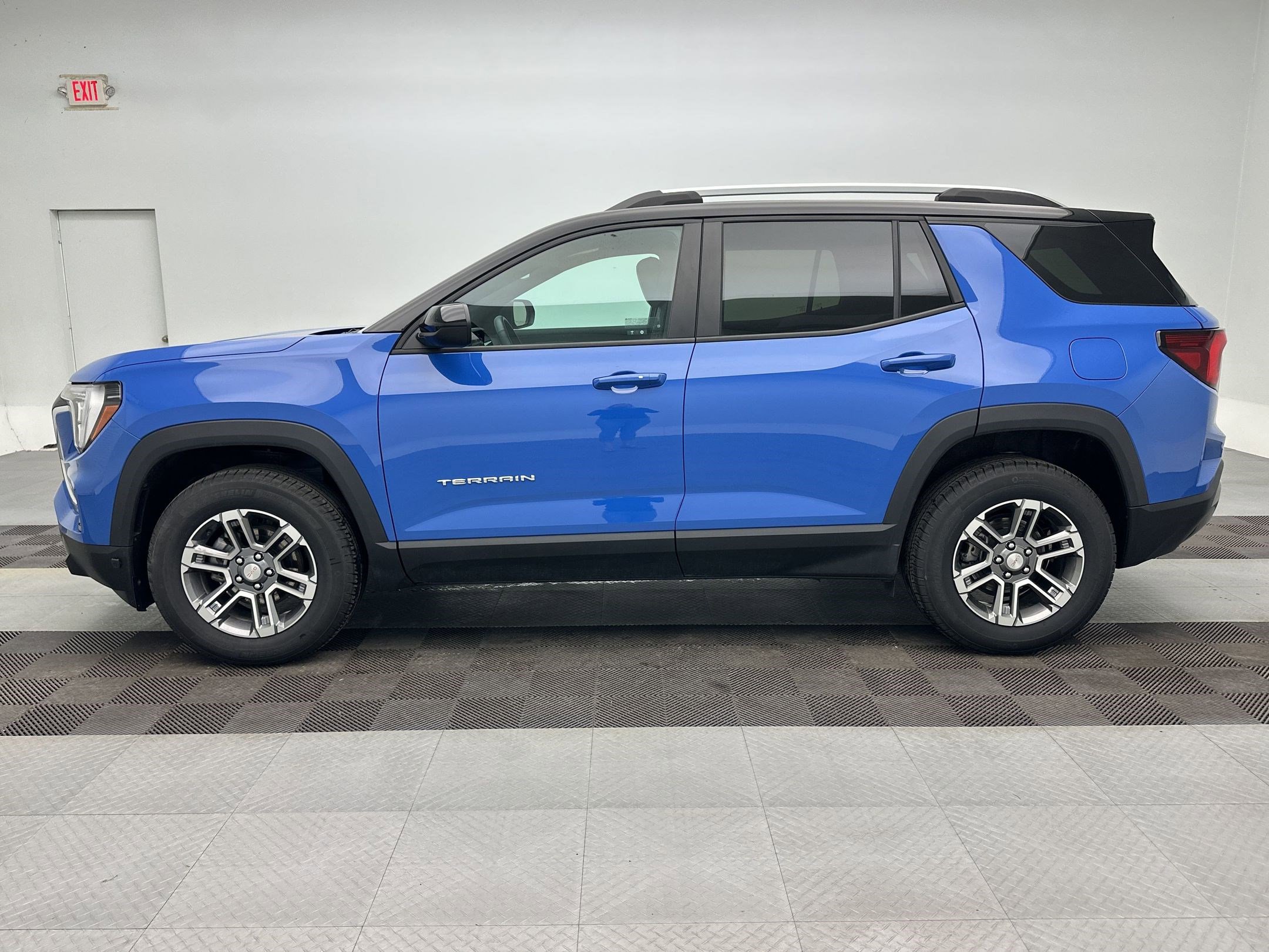 Certified 2025 GMC Terrain Elevation w/ Elevation Premium Package AWD/4WD image 2