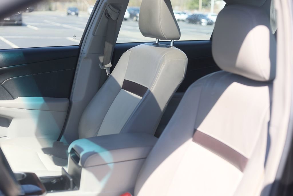 Used 2014 Toyota Camry XLE w/ Leather Package FWD image 17