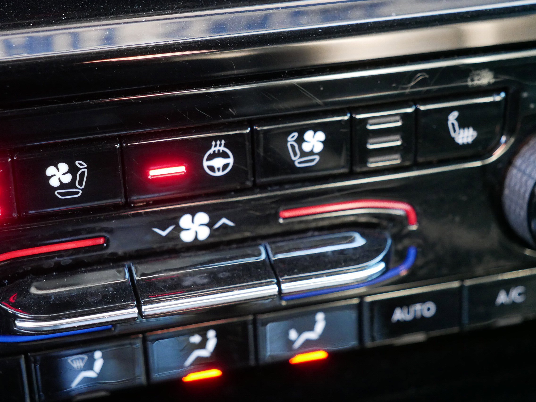 Used 2024 Jeep Grand Cherokee L Overland w/ Advanced Protech Group III AWD/4WD image 31