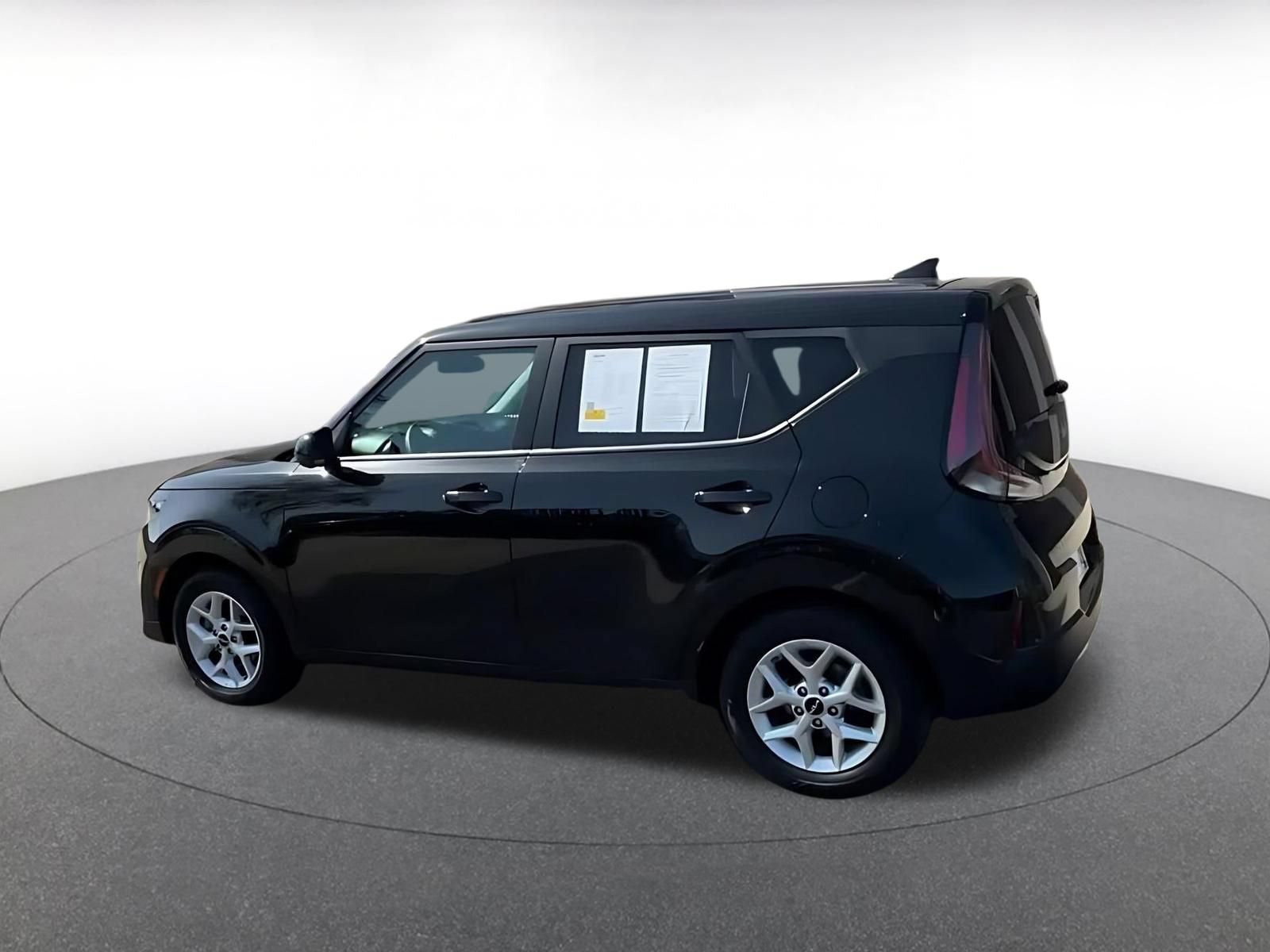 Used 2025 Kia Soul LX w/ LX Technology Package FWD image 9