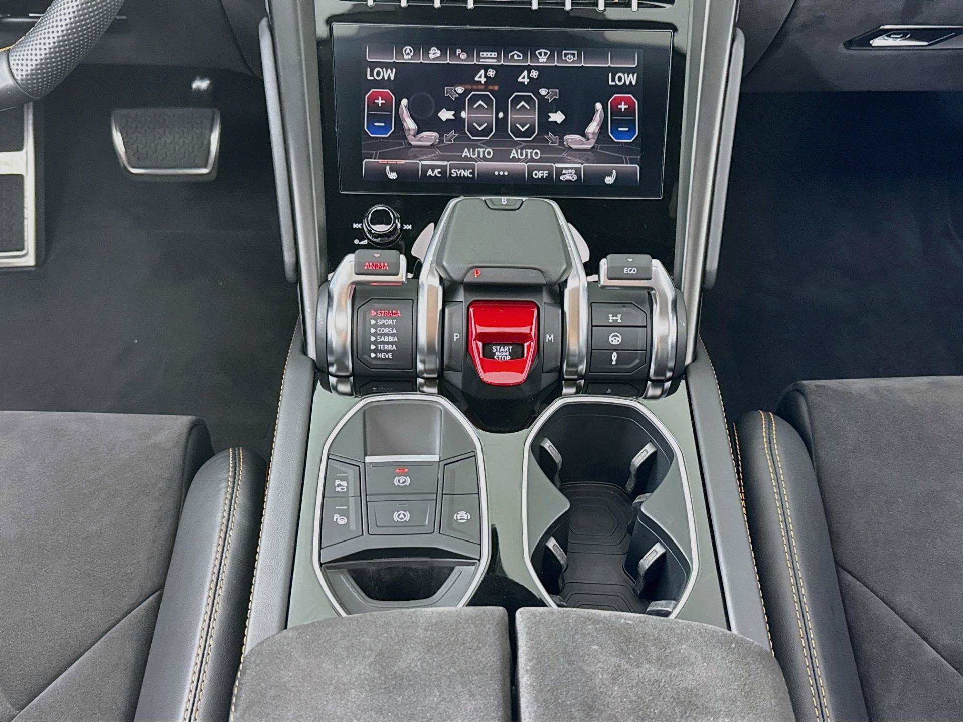 Used 2022 Lamborghini Urus AWD/4WD image 38