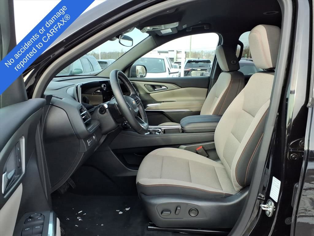 Used 2025 Chevrolet Traverse LT image 18