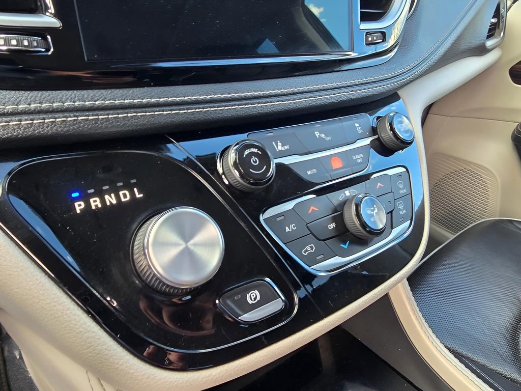Used 2023 Chrysler Pacifica Limited image 17