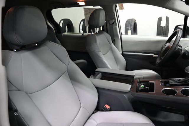 Used 2023 Toyota Sienna XLE w/ XLE Plus Package image 9