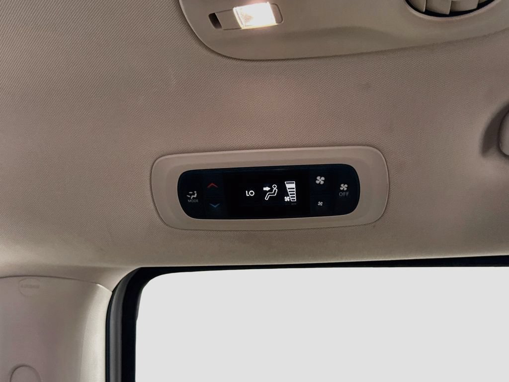 Used 2023 Chrysler Voyager LX FWD image 23