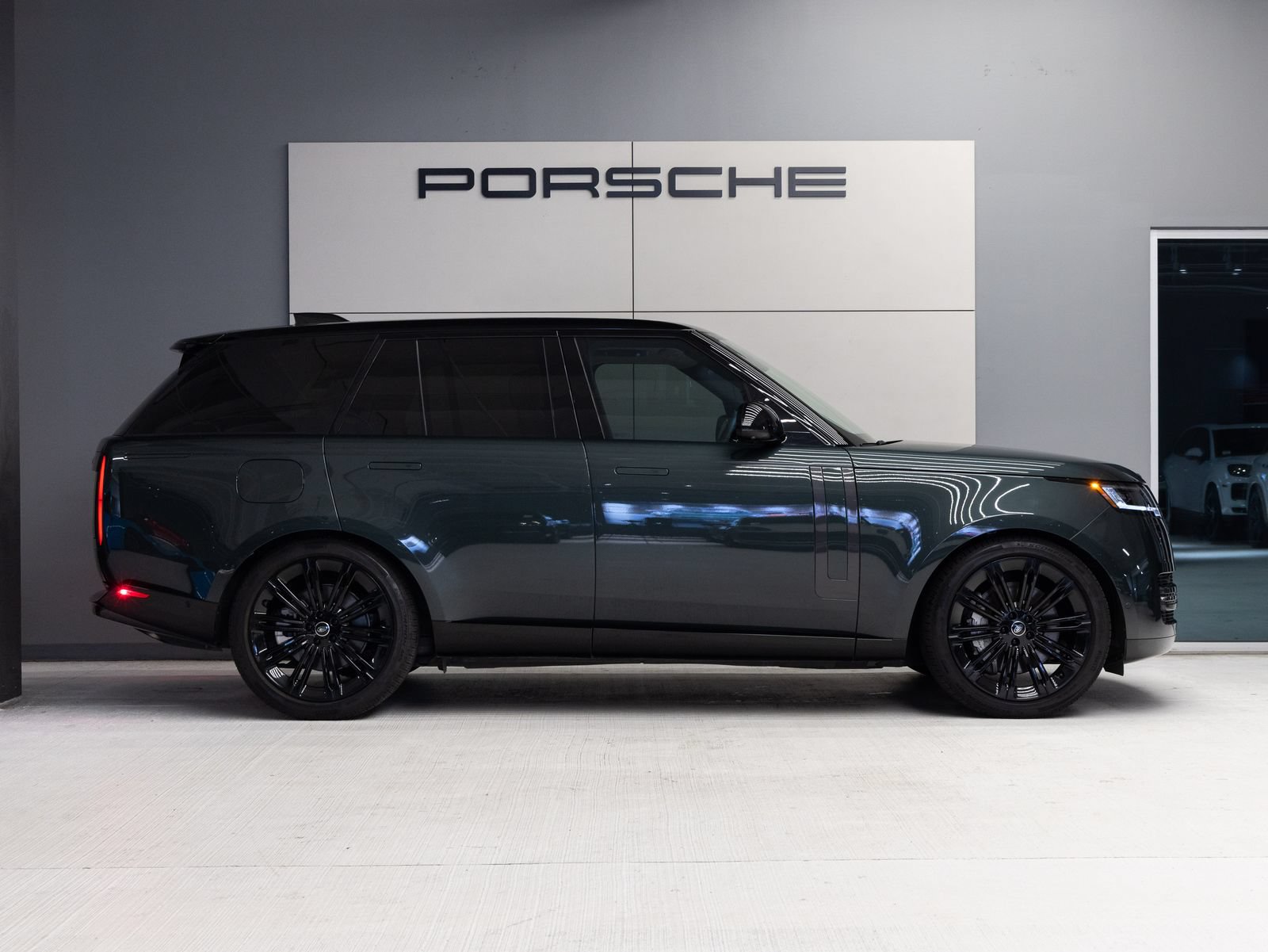 Used 2025 Land Rover Range Rover SE AWD/4WD image 8