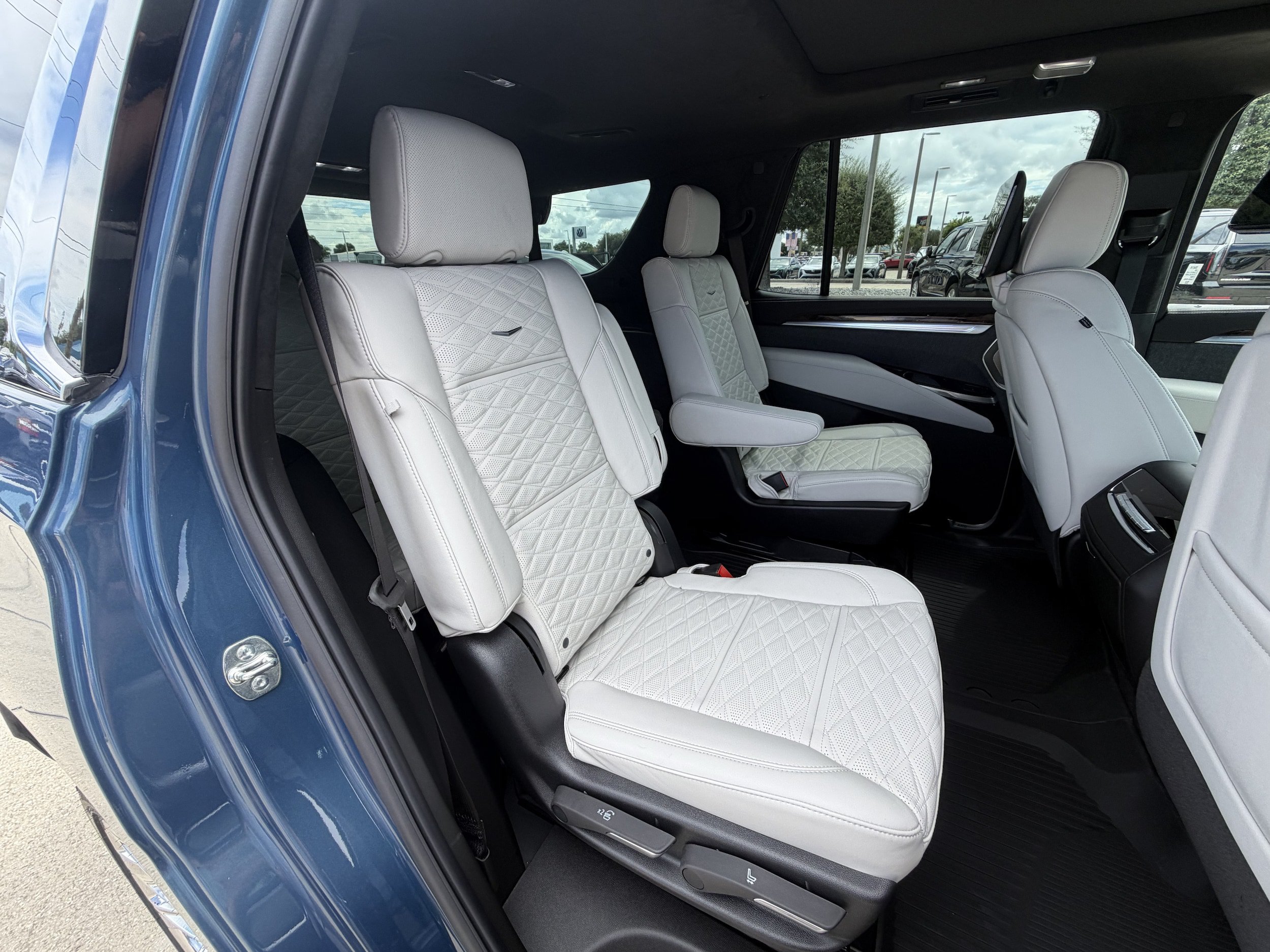 New 2026 Cadillac Escalade Platinum Luxury w/ LPO, Radiant Package AWD/4WD image 18