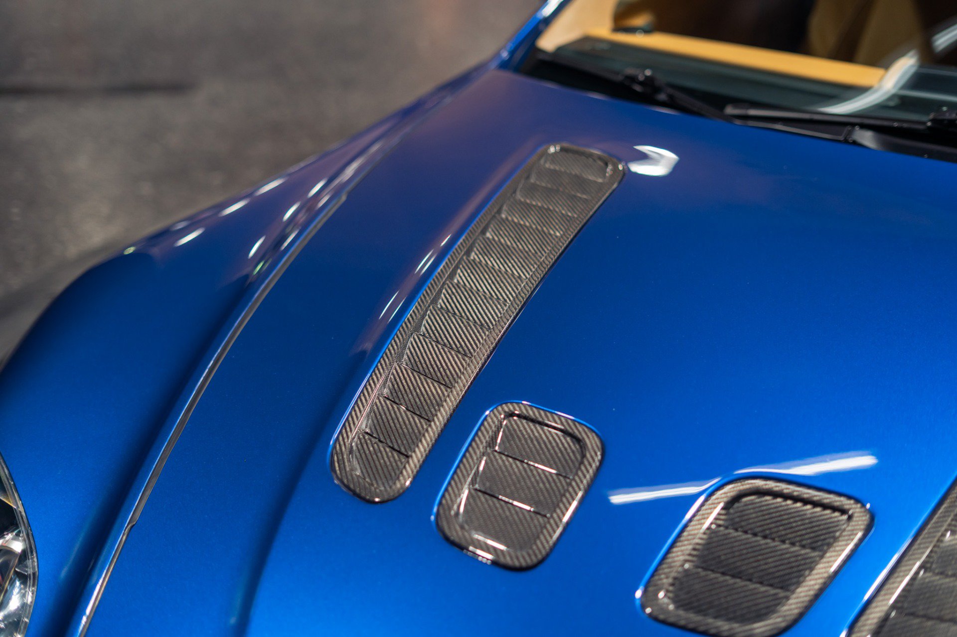 Used 2011 Aston Martin V12 Vantage Coupe RWD image 3