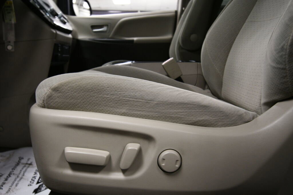 Used 2015 Toyota Sienna LE image 10