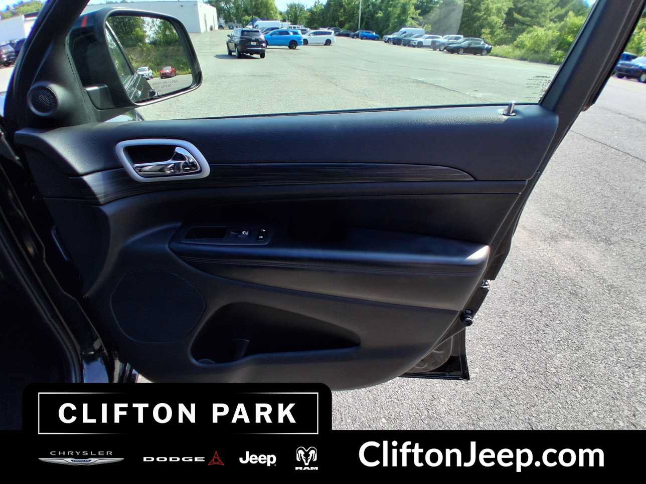 Used 2021 Jeep Grand Cherokee Laredo X AWD/4WD image 16