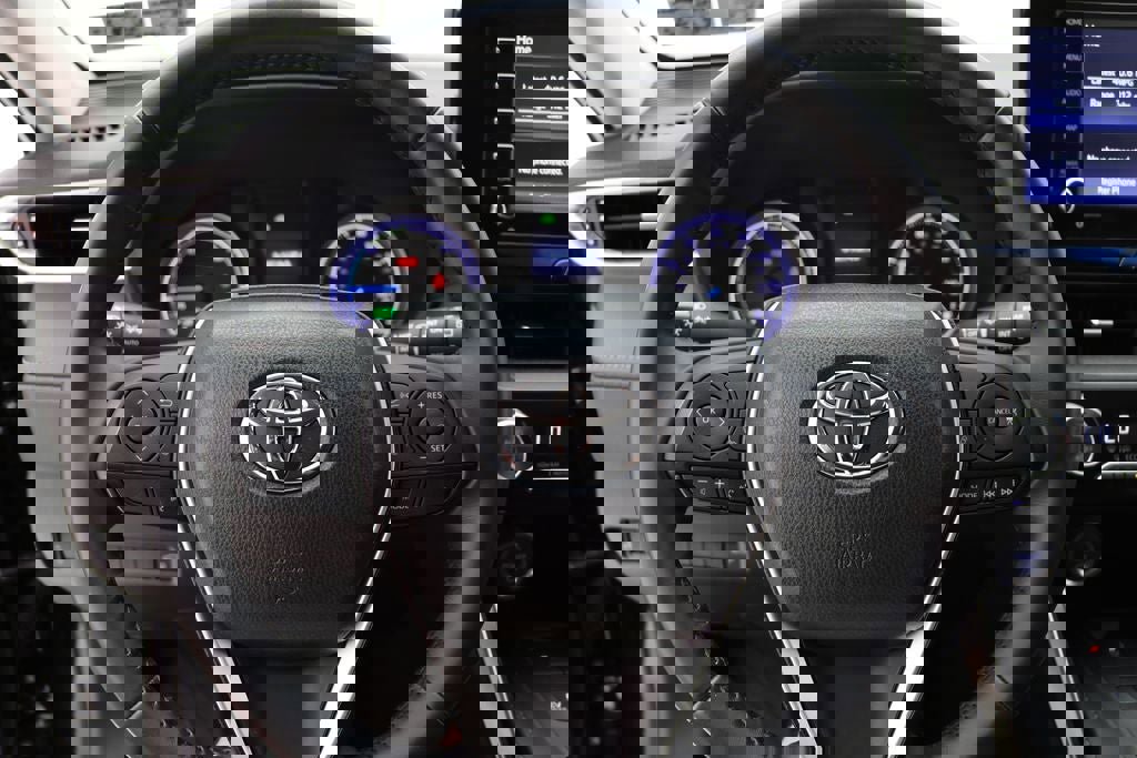 Used 2022 Toyota Venza LE image 15