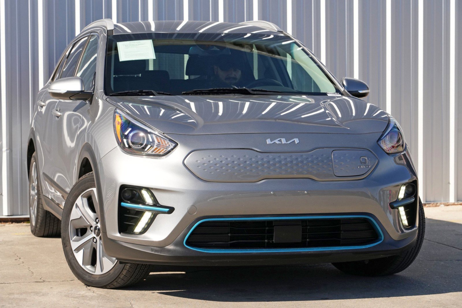 Used 2022 Kia Niro EX w/ Cold Weather Package FWD image 2