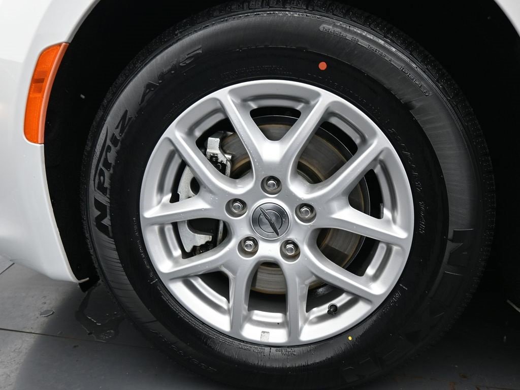 Used 2022 Chrysler Voyager LX image 14