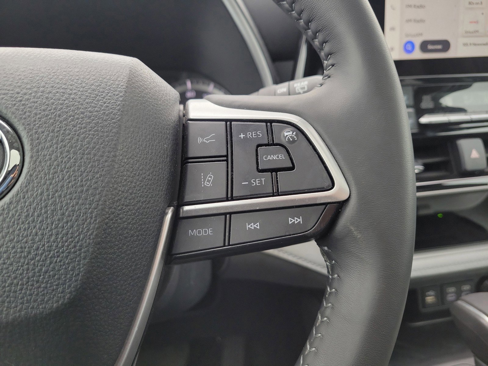 Used 2024 Toyota Highlander XLE AWD/4WD image 25
