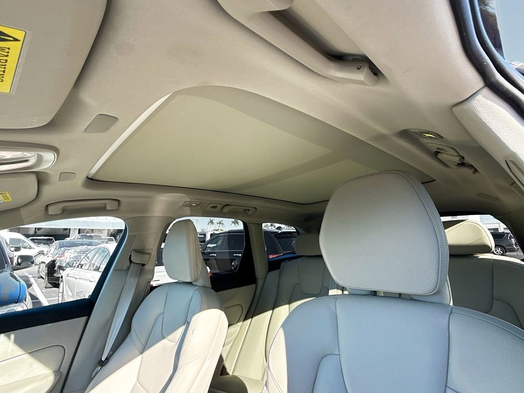 Used 2022 Volvo XC60 B5 Momentum AWD/4WD image 24