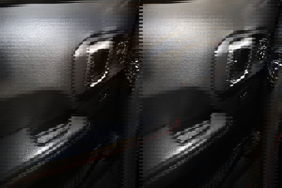 Used 2018 Jeep Wrangler Unlimited Rubicon w/ Dual Top Group AWD/4WD image 32