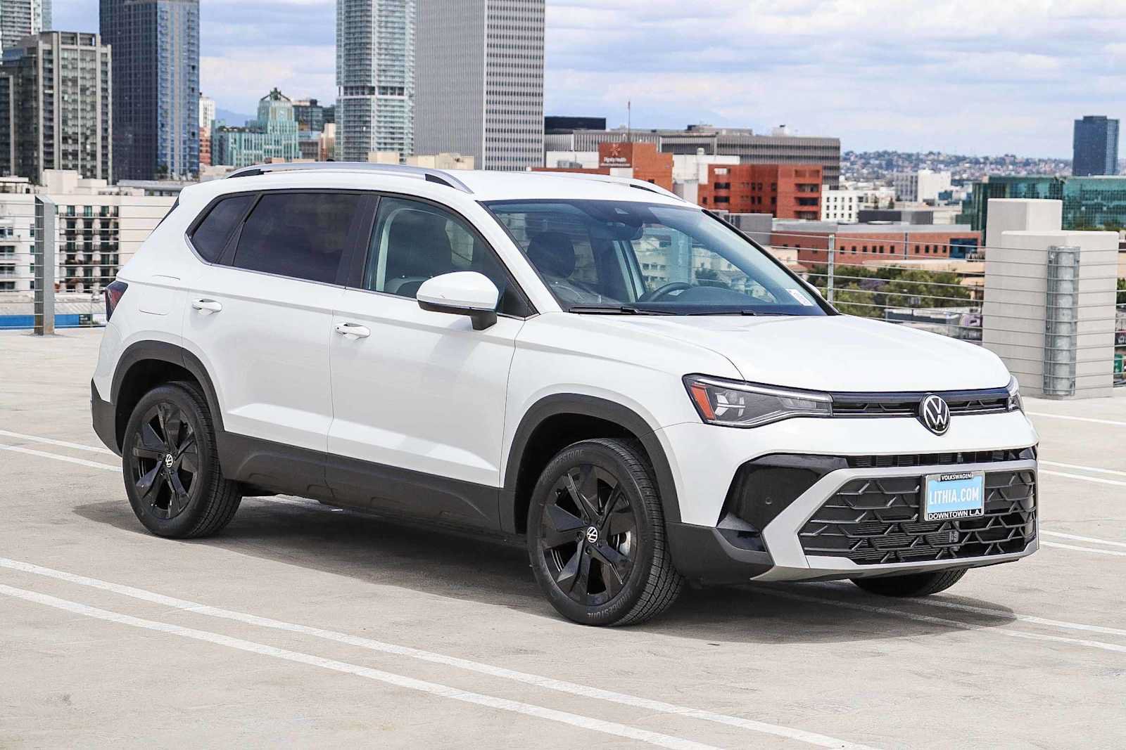 New 2025 Volkswagen Taos SE w/ Black Wheel Package FWD image 3
