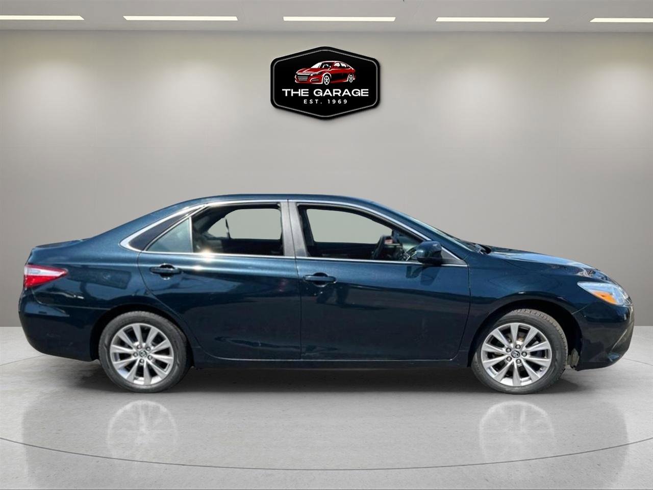 Used 2016 Toyota Camry XLE w/ Moonroof Package FWD image 5