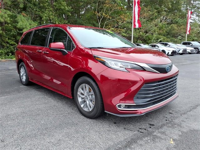 Used 2022 Toyota Sienna XLE
