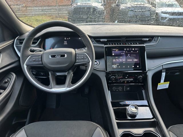 New 2025 Jeep Grand Cherokee Altitude image 12