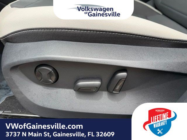 Used 2025 Volkswagen Taos SE FWD image 17