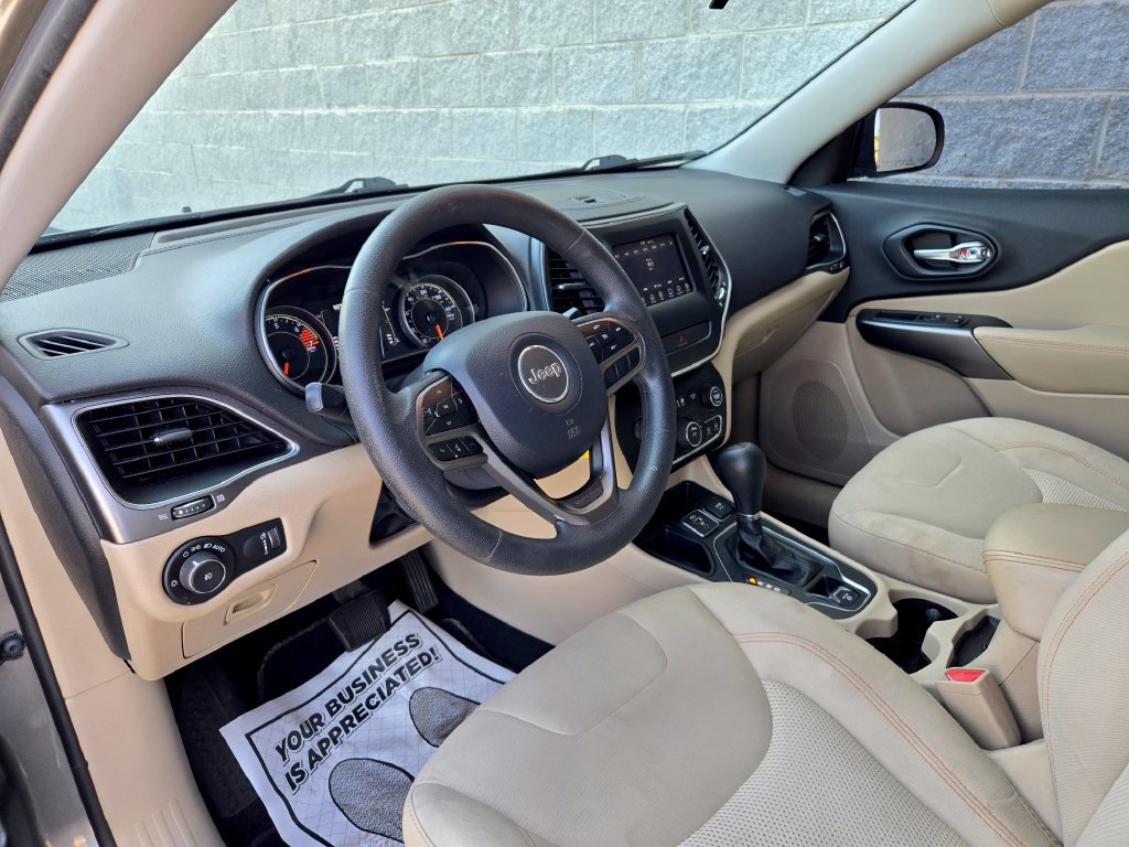 Used 2019 Jeep Cherokee Latitude w/ Popular Appearance Group FWD image 11