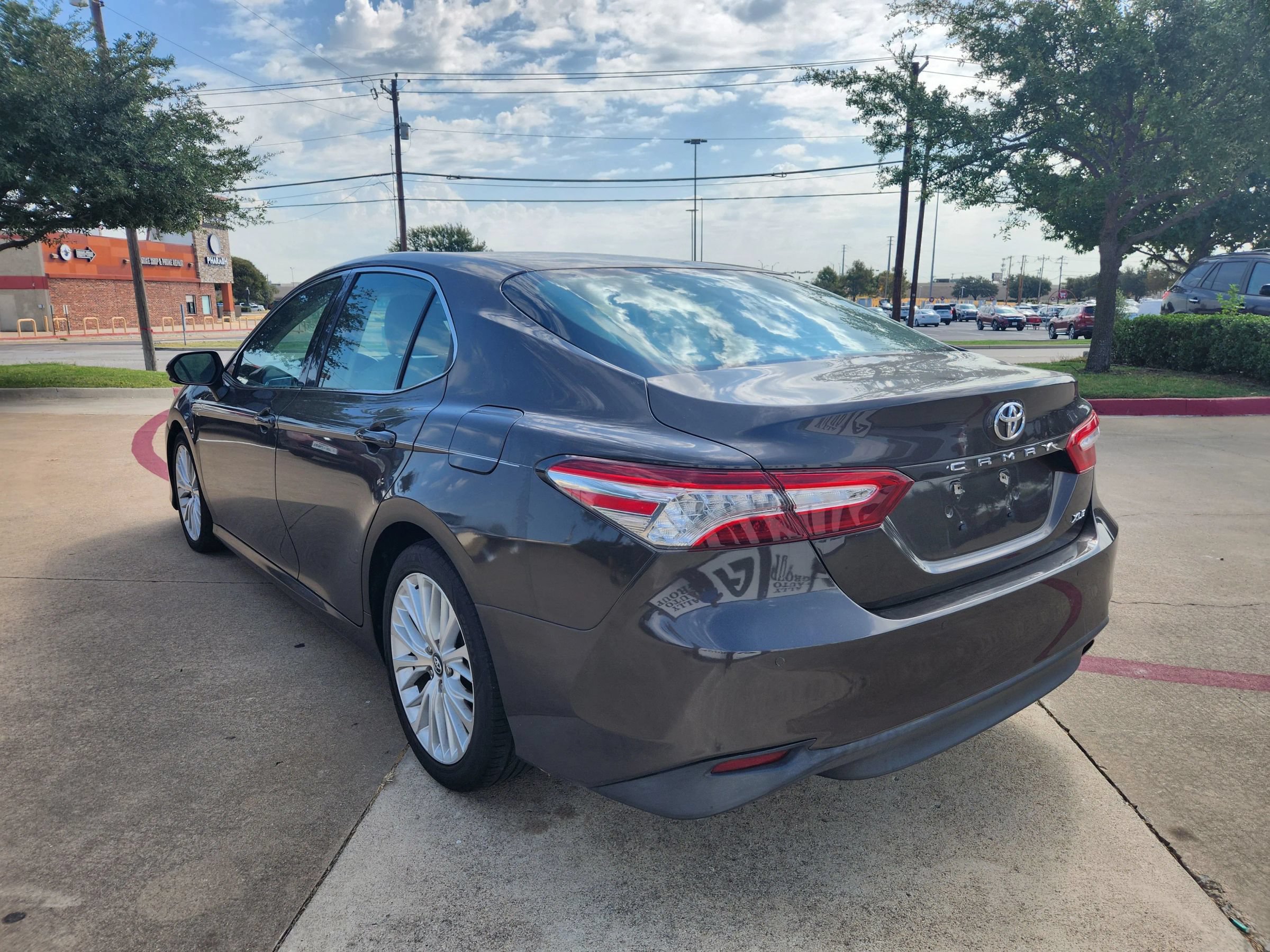 Used 2018 Toyota Camry XLE FWD image 3