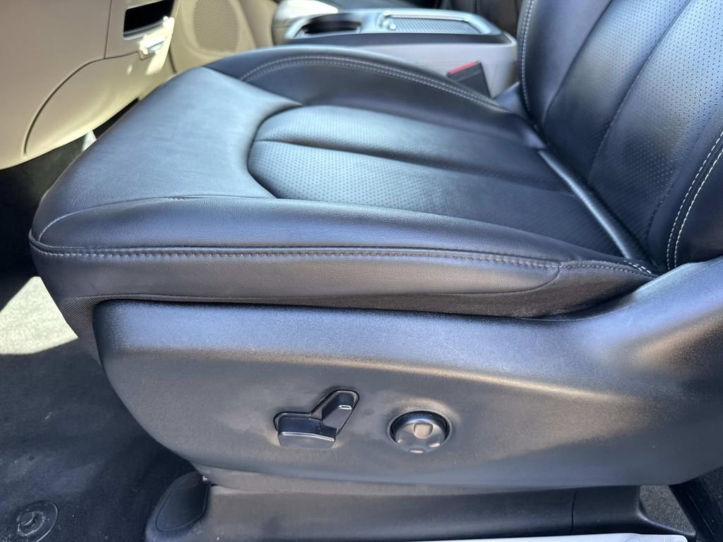 Used 2024 Chrysler Pacifica Touring-L image 18