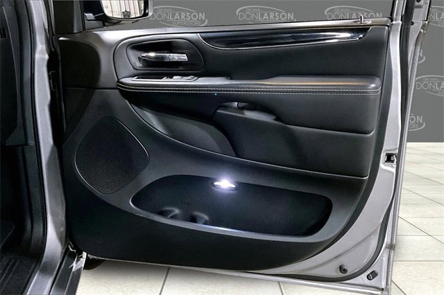 Used 2018 Dodge Grand Caravan SXT w/ Blacktop Package image 12