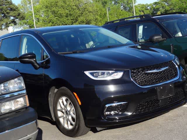 Used 2023 Chrysler Pacifica Touring-L FWD image 3
