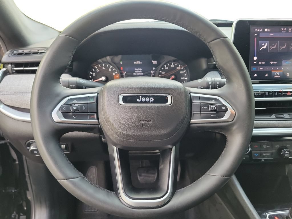 Used 2025 Jeep Compass Latitude w/ Sun & Sound Group AWD/4WD image 12