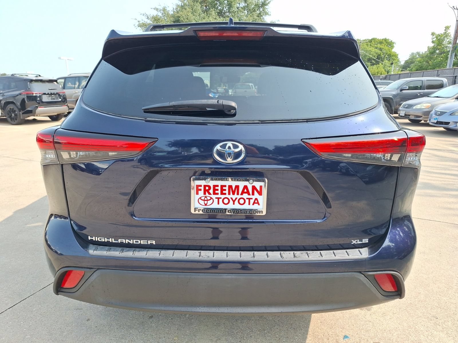 Used 2023 Toyota Highlander XLE FWD image 5